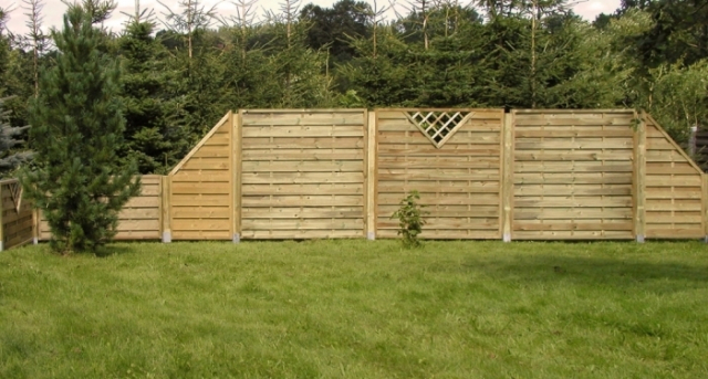 Moderní dřevěné ploty nabízejí celou řadu výhod